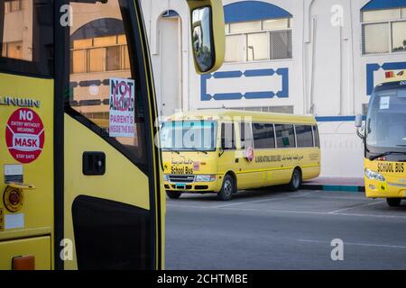 Gelber Schulbus in Abu Dhabi, Vereinigte Arabische Emirate, Dubai, Emirate, Golf, Mittlerer Osten. Awareness Zeichen und Symbol wurde in arabischer Sprache geschrieben Stockfoto