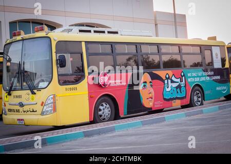 Gelber Schulbus in Abu Dhabi, Vereinigte Arabische Emirate, Dubai, Emirate, Golf, Mittlerer Osten. Awareness Zeichen und Symbol wurde in arabischer Sprache geschrieben Stockfoto