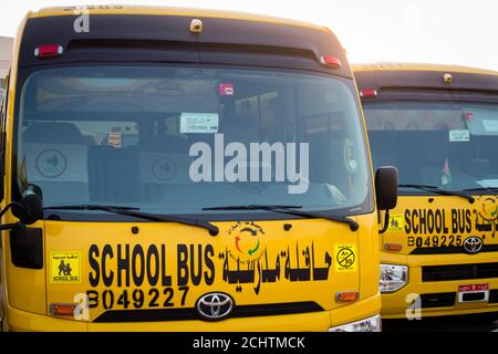 Gelber Schulbus in Abu Dhabi, Vereinigte Arabische Emirate, Dubai, Emirate, Golf, Mittlerer Osten. Awareness Zeichen und Symbol wurde in arabischer Sprache geschrieben Stockfoto