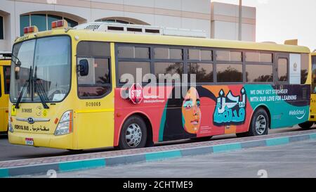 Gelber Schulbus in Abu Dhabi, Vereinigte Arabische Emirate, Dubai, Emirate, Golf, Mittlerer Osten. Awareness Zeichen und Symbol wurde in arabischer Sprache geschrieben Stockfoto