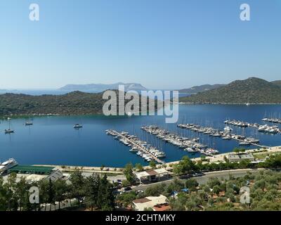 Viele verankerte Boote warten in der Jachthafen von Kastellorizo ​​Island auch bekannt als Megisti, eine Insel in Griechenland Stockfoto