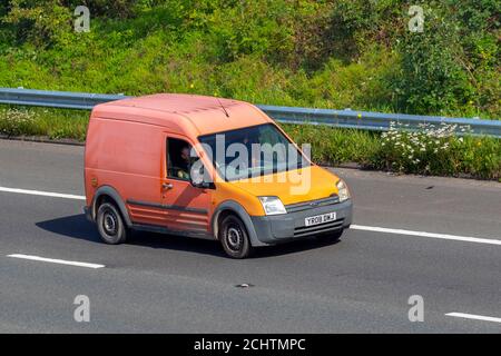 Verblasste Farbe auf 2008 orange rot Ford Transit Conn T230 L90 van; Fahrzeug Verkehr bewegt Fahrzeuge, alte Autos fahren Fahrzeug auf britischen Straßen, Motoren, auf der Autobahn M6 Autobahnnetz. Stockfoto