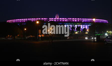 Neu Delhi, Indien. September 2020. Ein Blick auf Indian Parliament House, Sansad Bhavan.LED-Beleuchtung für Indian Parliament House außen. Inmitten COVID-19 Pandemie indischen Parlament wieder. In einer ersten Vereinbarung dieser Art in der Geschichte des indischen Parlaments werden Rajya Sabha und Lok Sabha turnusweise Sitzungen unter Berücksichtigung der sozialen Distanzierungsnormen aufgrund der Coronavirus-Pandemie während der Monsunsitzung zwischen dem 14. September und dem 1. Oktober haben. Quelle: PRASOU/Alamy Live News Stockfoto