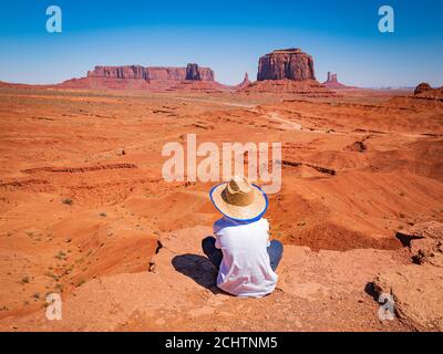 Kind bewundert das Panorama von John Ford Point im Monument Valley Stockfoto