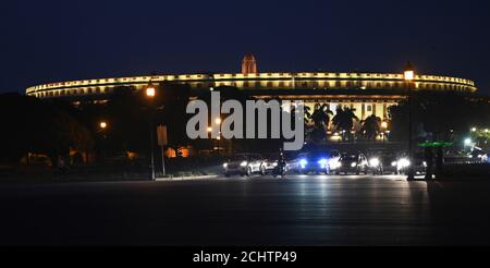 Neu Delhi, Indien. September 2020. Ein Blick auf Indian Parliament House, Sansad Bhavan.LED-Beleuchtung für Indian Parliament House außen. Inmitten COVID-19 Pandemie indischen Parlament wieder. In einer ersten Vereinbarung dieser Art in der Geschichte des indischen Parlaments werden Rajya Sabha und Lok Sabha turnusweise Sitzungen unter Berücksichtigung der sozialen Distanzierungsnormen aufgrund der Coronavirus-Pandemie während der Monsunsitzung zwischen dem 14. September und dem 1. Oktober haben. Quelle: PRASOU/Alamy Live News Stockfoto
