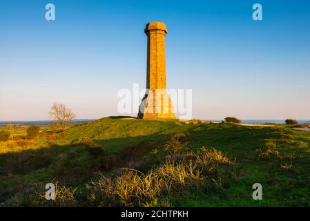 Hardy Monument, Dorset, Großbritannien. September 2020. Wetter in Großbritannien. Am späten Abend Sonnenschein und klaren blauen Himmel am Hardy Monument in der Nähe von Portisham in Dorset kurz vor Sonnenuntergang am Ende eines heißen sonnigen Tages während der Mini-Hitzewelle. Das spyglass-förmige Denkmal auf Black Down erinnert an Vize-Admiral Sir Thomas Masterman Hardy, der Flag Captain auf der HMS Victory in der Schlacht von Trafalgar war. Bild: Graham Hunt/Alamy Live News Stockfoto