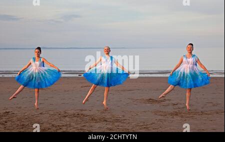 Portobello, Edinburgh, Schottland, Großbritannien. 14. September 2020. Schüler der Wren Dance School, Dalkeith Proben ihre Tanzbewegungen am Sandstrand mit dem Firth of Forth hinter kurz vor Sonnenuntergang, links nach rechts, Elizabel, Bethan und Laris, Temperatur von 18 Gees bei 19.30. Quelle: Arch White/ Alamy Live News. Stockfoto