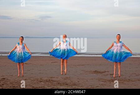 Portobello, Edinburgh, Schottland, Großbritannien. 14. September 2020. Schüler der Wren Dance School, Dalkeith Proben ihre Tanzbewegungen am Sandstrand mit dem Firth of Forth hinter kurz vor Sonnenuntergang, links nach rechts, Elizabel, Bethan und Laris, Temperatur von 18 Gees bei 19.30. Quelle: Arch White/ Alamy Live News. Stockfoto