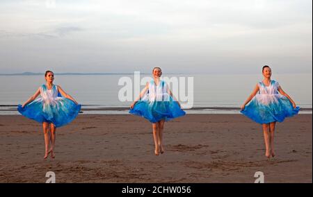 Portobello, Edinburgh, Schottland, Großbritannien. 14. September 2020. Schüler der Wren Dance School, Dalkeith Proben ihre Tanzbewegungen am Sandstrand mit dem Firth of Forth hinter kurz vor Sonnenuntergang, links nach rechts, Elizabel, Bethan und Laris, Temperatur von 18 Gees bei 19.30. Quelle: Arch White/ Alamy Live News. Stockfoto