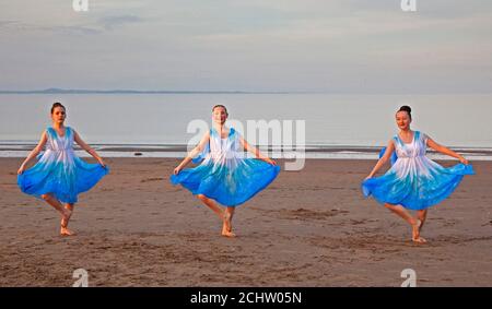 Portobello, Edinburgh, Schottland, Großbritannien. 14. September 2020. Schüler der Wren Dance School, Dalkeith Proben ihre Tanzbewegungen am Sandstrand mit dem Firth of Forth hinter kurz vor Sonnenuntergang, links nach rechts, Elizabel, Bethan und Laris, Temperatur von 18 Gees bei 19.30. Quelle: Arch White/ Alamy Live News. Stockfoto