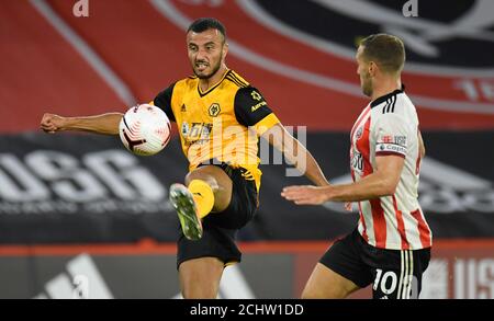 Wolverhampton Wanderers' Romain Saiss (links) und Billy Sharp von Sheffield United in Aktion während des Premier League-Spiels in Bramall Lane, Sheffield. Stockfoto