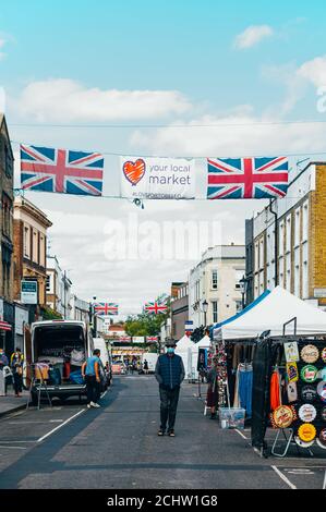 Leerer Portobello Road Market in London Stockfoto