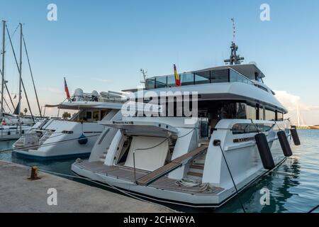 Eine große Motoryacht oder Luxus-Motorboot im Hafen in Zante Stadt, zakynthos, griechenland Stockfoto