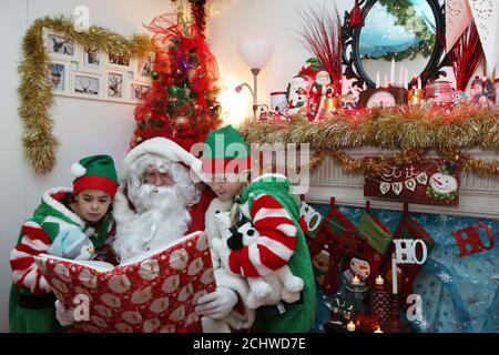 Ayr, Ayrshire, Schottland, Großbritannien : 15 Nov 2017 Santa's Grotto in Ayr Central Shopping Centre. Die Grotte wurde eingerichtet, um Geld für eine Wohltätigkeitsorganisation zu sammeln Stockfoto