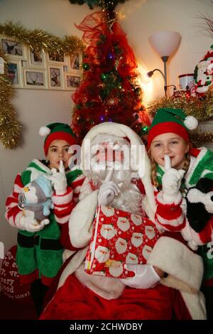 Ayr, Ayrshire, Schottland, Großbritannien : 15 Nov 2017 Santa's Grotto in Ayr Central Shopping Centre. Die Grotte wurde eingerichtet, um Geld für eine Wohltätigkeitsorganisation zu sammeln Stockfoto