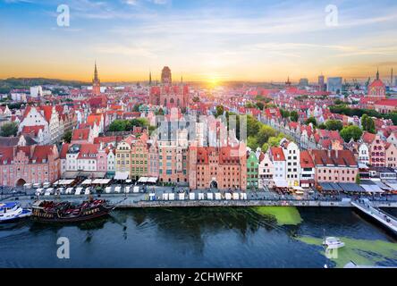 Luftaufnahme der Altstadt von Danzig bei Sonnenuntergang, Polen Stockfoto