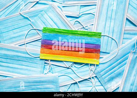 Hintergrund mit einem Haufen blauer medizinischer Masken. Flache Lay einer bunten Maske auf der Oberseite der regulären. Standart-Apart-Konzept. Hygieneartikel während der pand Stockfoto