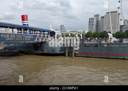 Paddle Steamer Tattershall Castle, jetzt ein Restaurant Pub, 'Pub on the Thames' an der Themse, London, England. Stockfoto