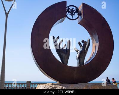 SITGES, SPANIEN-18. JULI 2020: Bacardi Skulptur von Lorenzo Quinn Stockfoto