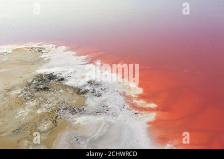 Blick von oben auf das salzbedeckte Ufer des Pink Lake. Stockfoto