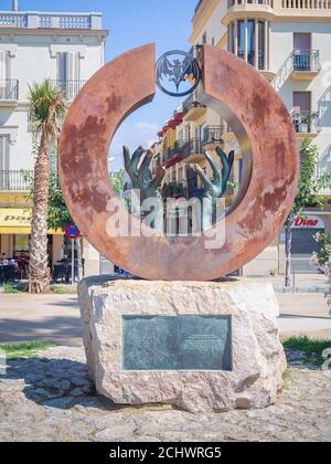 SITGES, SPANIEN-18. JULI 2020: Bacardi Skulptur von Lorenzo Quinn Stockfoto