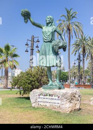 SITGES, SPANIEN-18. JULI 2020: Skulptur einer Frau mit Trauben Stockfoto