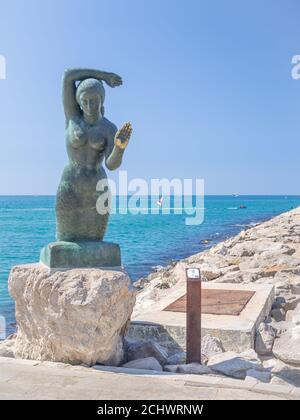 SITGES, SPANIEN-18. JULI 2020: Bronzestatue der Meerjungfrau von La Punta mit dem Titel 'Sirena de Pere Jou' Stockfoto