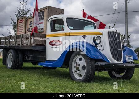 Vintage, renoviert Ford LKW 1935, V8, 1 1/2 Ton, im Besitz der Marke NAPA. Das Fahrzeug wird immer noch für Werbung und allgemeine Neugier verwendet. Stockfoto