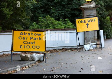 Ayr, Ayrshire, Scotland, UK 05 Sept 2015, Straßenschilder mit Richtungszeichen, Straßensperrungen vor der Scottish Airshow Stockfoto