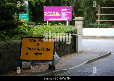 Ayr, Ayrshire, Scotland, UK 05 Sept 2015, Straßenschilder mit Richtungszeichen, Straßensperrungen vor der Scottish Airshow Stockfoto