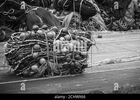 Das trocknende Fischernetz liegt an der Küste im Hafen. Schwarzweiß-Foto Stockfoto