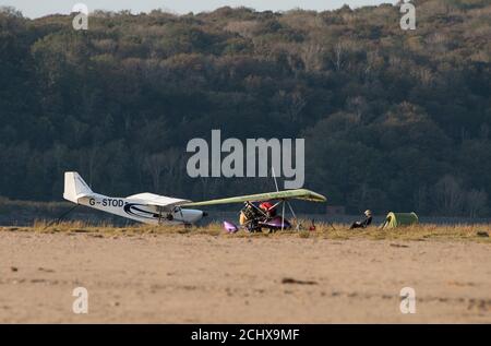 Arnside, Cumbria, Großbritannien. September 2020. Eine Szene, die eher Australien als Cumbria gleicht, die Ultraleichtpiloten campen am Strand von Arnside, Cumbria, nach einem Tag des Fliegens bei schönem Wetter. Kredit: John Eveson/Alamy Live Nachrichten Stockfoto