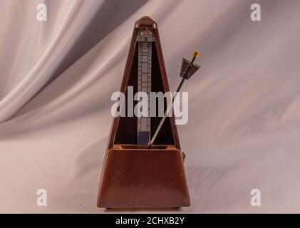 Nahaufnahme eines Metronoms auf neutralem Hintergrund Stockfoto