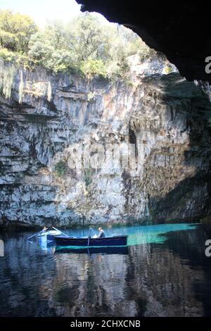 Der See und die Höhle Melissani unter der Mittagssonne in Kefalonia Insel Griechenland Stockfoto