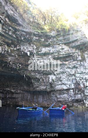 Der See und die Höhle Melissani unter der Mittagssonne in Kefalonia Insel Griechenland Stockfoto