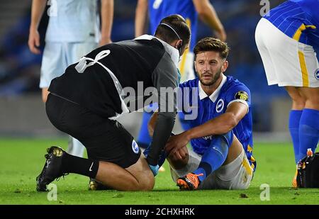 Adam Lallana von Brighton und Hove Albion wird wegen einer Verletzung behandelt, bevor er während des Premier League-Spiels im AMEX Stadium in Brighton ersetzt wird. Stockfoto