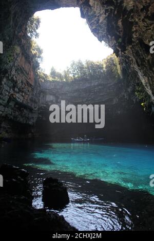 Der See und die Höhle Melissani unter der Mittagssonne in Kefalonia Insel Griechenland Stockfoto