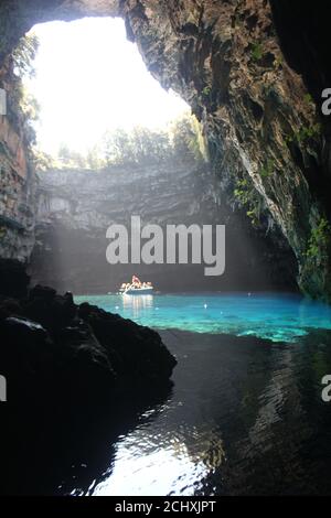 Der See und die Höhle Melissani unter der Mittagssonne in Kefalonia Insel Griechenland Stockfoto