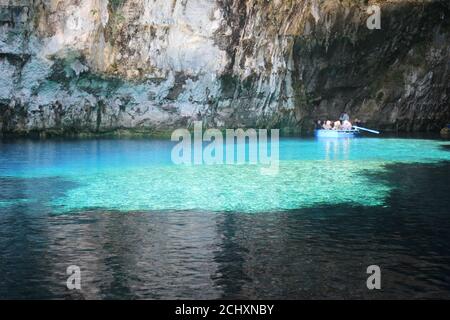 Der See und die Höhle Melissani unter der Mittagssonne in Kefalonia Insel Griechenland Stockfoto