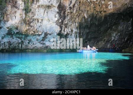 Der See und die Höhle Melissani unter der Mittagssonne in Kefalonia Insel Griechenland Stockfoto