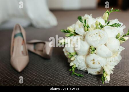 Hochzeitsbouquet aus Pfingstrosen und beigen Brautabsätzen. Brautmorgen Stockfoto