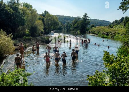 Die Menschen genießen das Wasser in Warleigh Weir am Fluss Avon in Somerset an dem Tag, an dem die "Herrschaft der sechs" Coronavirus-Beschränkungen in Kraft treten. Stockfoto
