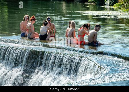 Die Menschen genießen das Wasser in Warleigh Weir am Fluss Avon in Somerset an dem Tag, an dem die "Herrschaft der sechs" Coronavirus-Beschränkungen in Kraft treten. Stockfoto