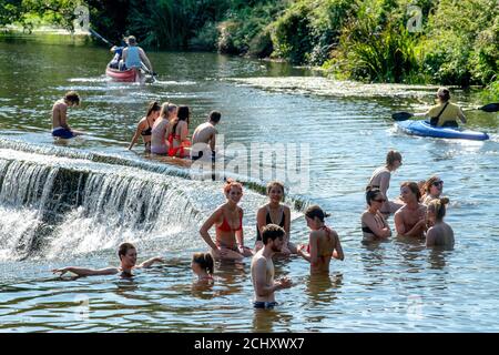 Die Menschen genießen das Wasser in Warleigh Weir am Fluss Avon in Somerset an dem Tag, an dem die "Herrschaft der sechs" Coronavirus-Beschränkungen in Kraft treten. Stockfoto