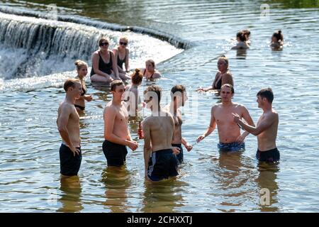 Die Menschen genießen das Wasser in Warleigh Weir am Fluss Avon in Somerset an dem Tag, an dem die "Herrschaft der sechs" Coronavirus-Beschränkungen in Kraft treten. Stockfoto