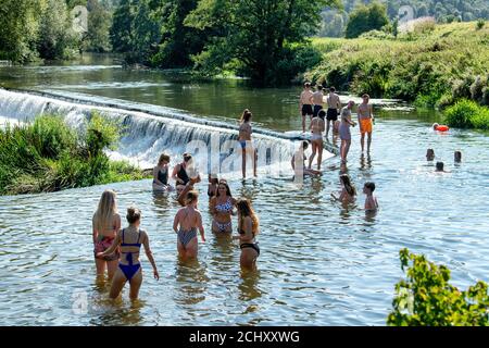 Die Menschen genießen das Wasser in Warleigh Weir am Fluss Avon in Somerset an dem Tag, an dem die "Herrschaft der sechs" Coronavirus-Beschränkungen in Kraft treten. Stockfoto