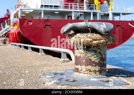 Frachtschiff auf Eisenbollard fixiert Stockfoto