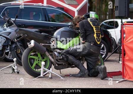 05-09-2020 Riga, Lettland ein junger Mann, der sein Motorrad repariert. Stockfoto