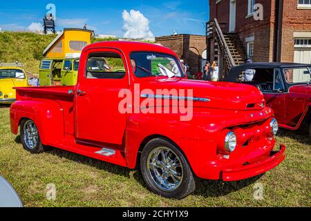 Fernandina Beach, FL / USA - 22. September 2018: 1952 Ford F-1 Pickup Truck auf einer Auto-Show in Fort Clinch in Fernandina Beach, Florida in der Nähe von Jacksonvil Stockfoto