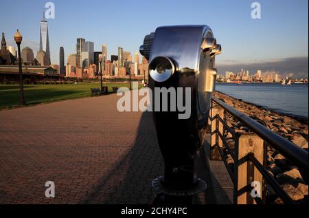 Der Blick auf die Skyline von Lower Manhattan und Brooklyn Mit einem münzbetriebenen Fernglas in der Mitte.Liberty State Park.Neu Jersey, USA Stockfoto